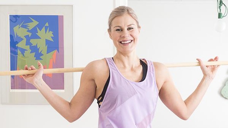 nainen pitelee puutikkua käsissään