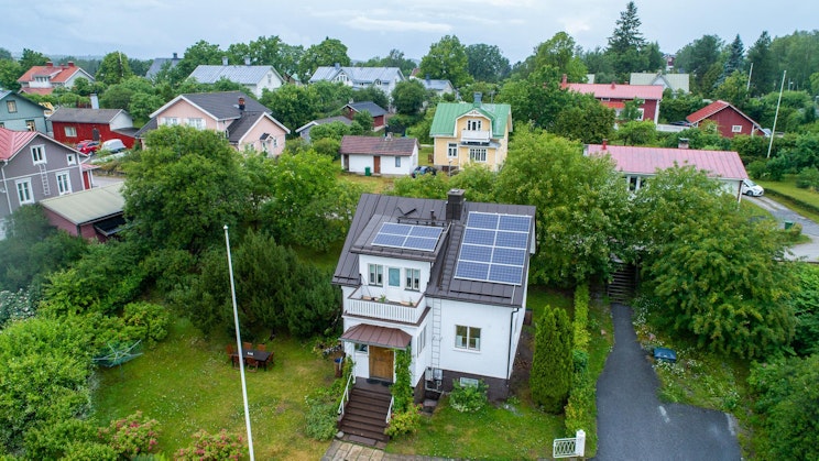 talo, jonka katolla on aurinkopaneeli