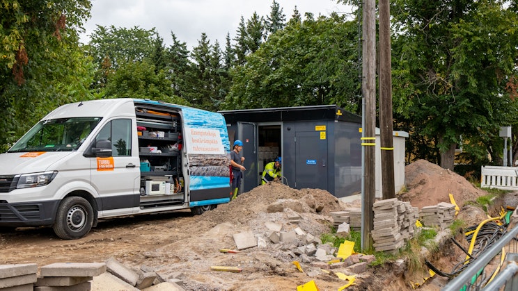 valkoinen pakettiauto pysäköitynä likakasan viereen