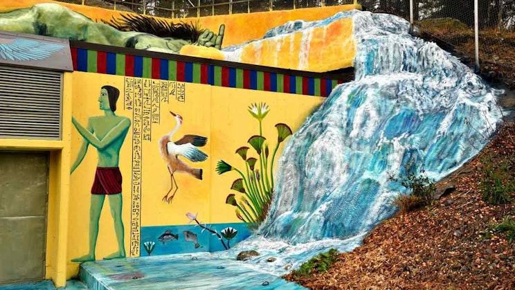 seinämaalaus rakennuksen kyljessä, jossa on vesiputous