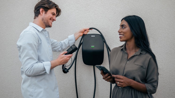 mies ja nainen seisovat vierekkäin