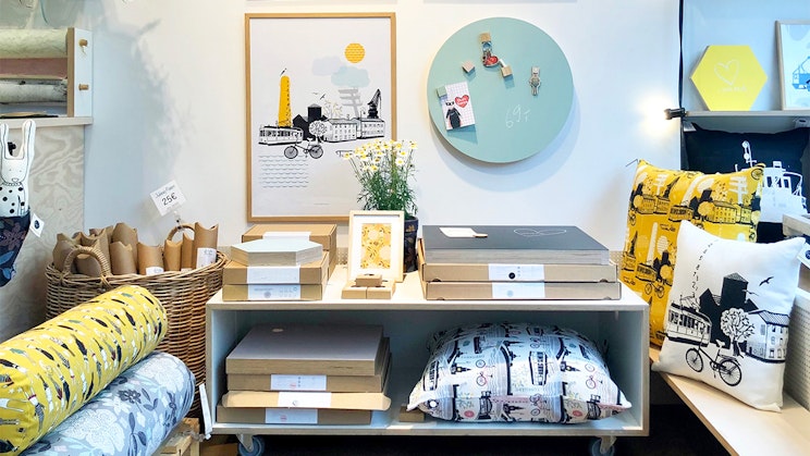 huone täynnä huonekaluja ja kuvia seinällä