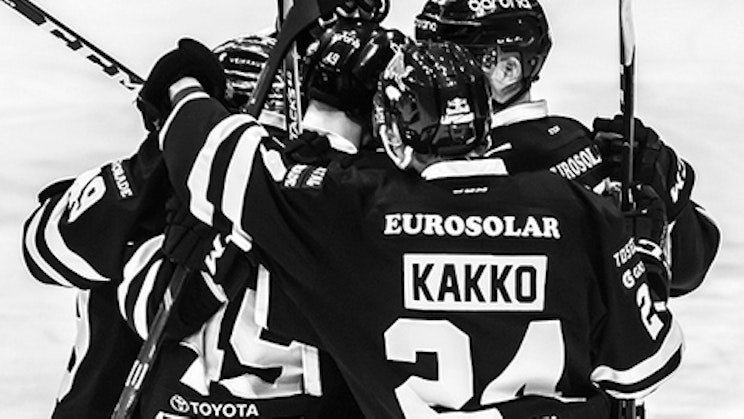 Jääkiekkoilijat tuulettavat