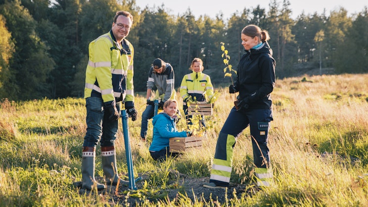 en grupp människor som står på ett fält