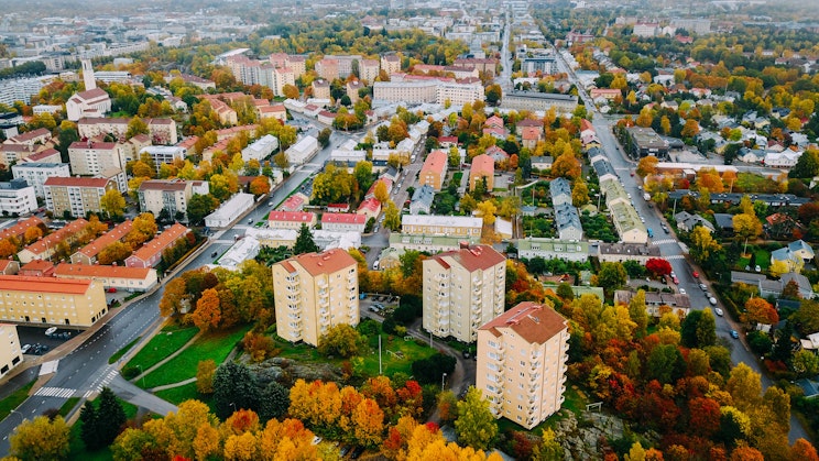 ilmakuva kaupunkiin syksyllä