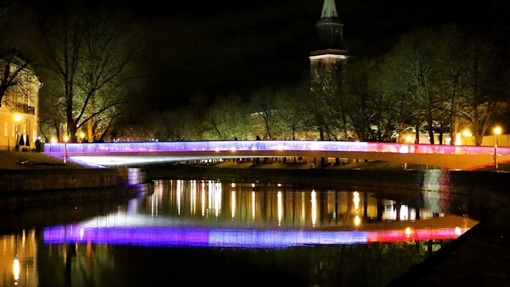 Turun Kirjastosillan valaistus illalla.