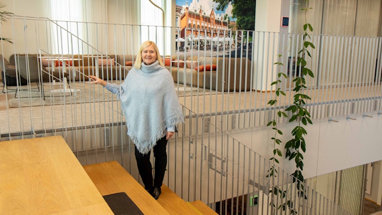 Tiina Aho toimitalon portailla seisomassa