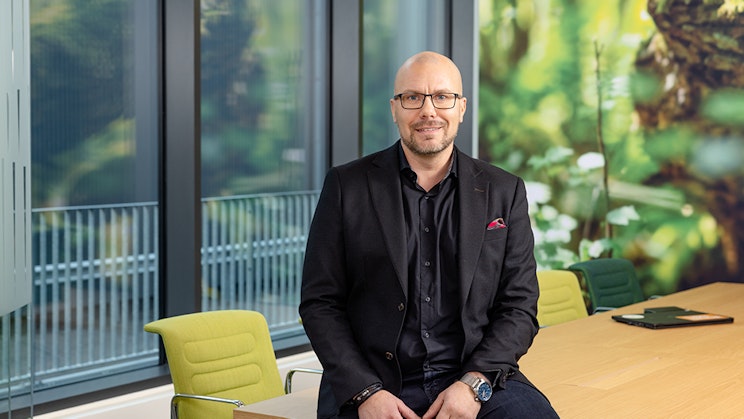 Mies istumassa pöydän kulmalla