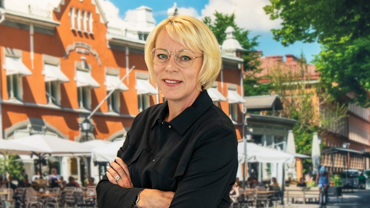 Kuvassa nainen poseeraa aurinkoisen taustan edessä