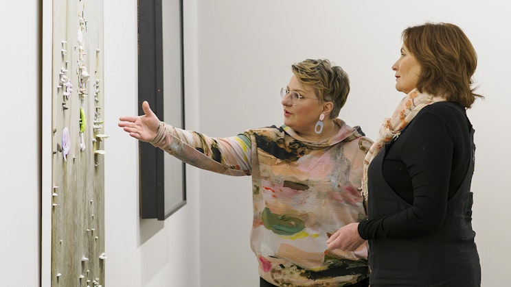 Kuvassa Marianne Holmström ja Heidi Tammero Turun Taidemuseossa taideteoksen luona.