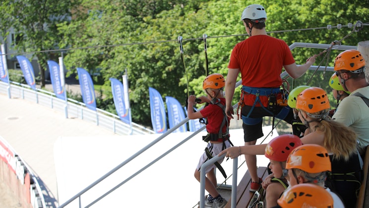 Kuvassa lapset menevät köysirataan