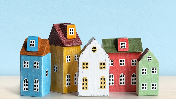 Kuvassa viisi erilaista taloa