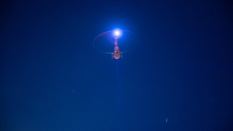 Kuvassa helikopteri lentää taivaalla
