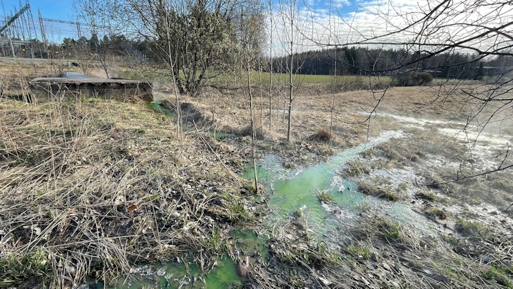 Kuvassa kaukolämpövuoto vettä pellolla