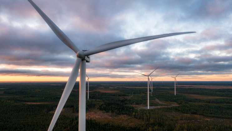 Ylhäältä otettu kuva monesta tuulivoimalasta