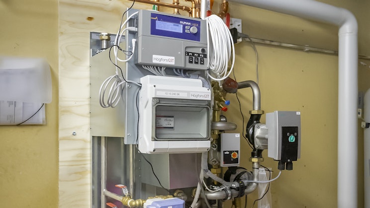 Kuvassa on lämmönjakokeskus