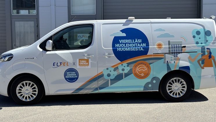 Kuvassa on Turku Energia Sähköverkkojen brändätty pakettiauto.