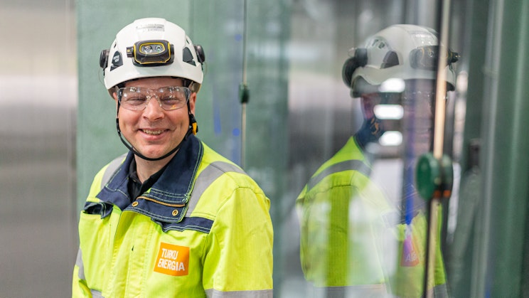 Kuvassa Turku Energian Lämpö-yksikön johtaja Juho Perkonoja työasussa.