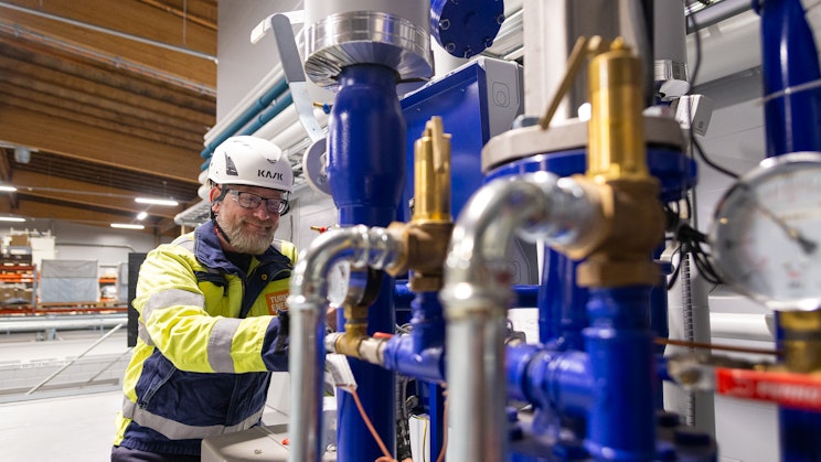 Kuvassa Kari Kartimo kaukolämmön valvomossa.