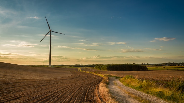 Tuulivoimala maalaismaisemassa.