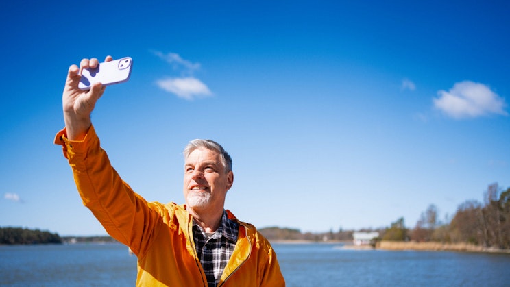Mies ottamassa kuvaa itsestään Turussa
