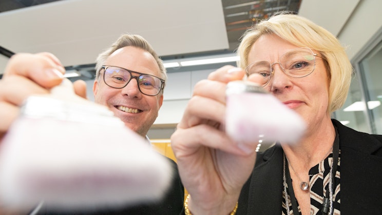 Kuvassa Sokevan kehitys- ja hankintapäällikkö Jouni Saarinen ja Turku Energian kuluttajamyynnin päällikkö Anne-Mari Niemelä osoittavat kädessään olevia maalisuteja katsojan suuntaan.