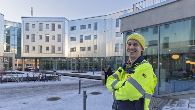 Joona Salmi kuvassa etualalla Turku Energian työvaatteissa.