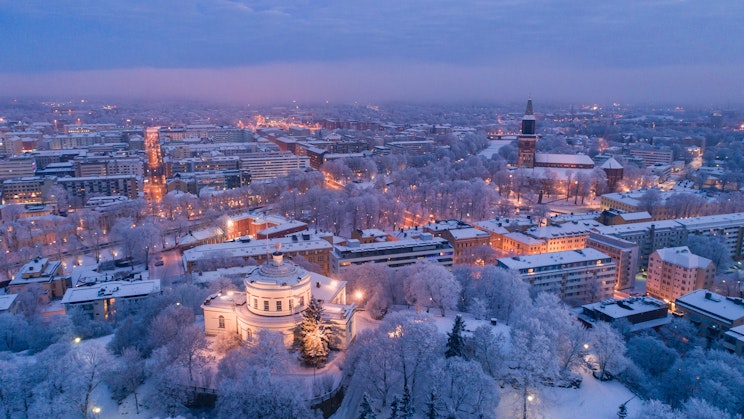 Talvinen Turku kuvattuna lintuperspektiivistä.