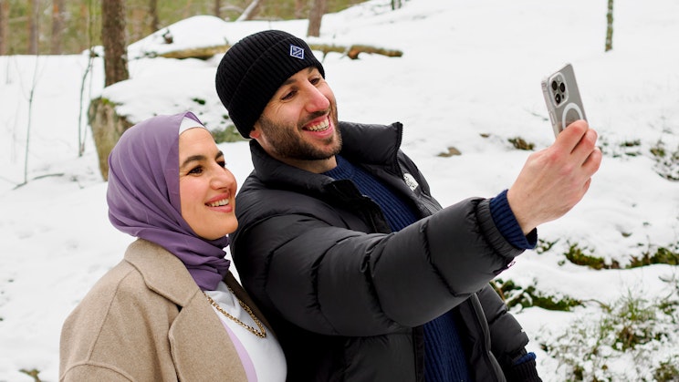 Zanni ja Khaled Azizi ottavat selfie-kuvaa kännykällään.