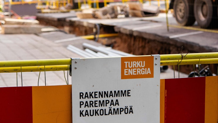 Kaivutyömaa ja aidassa kyltti, jossa on Turku Energian logo ja teksti "Rakennamme parempaa kaukolämpöä".
