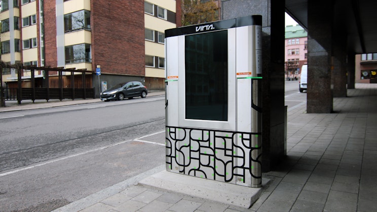 Kuva latausasemasta, jossa screennäyttö keskellä