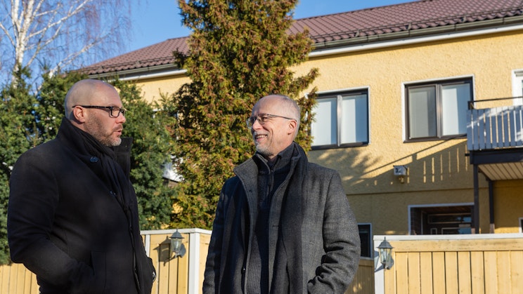 Turku Energian avainasiakaspäällikkö Tommy Rönnqvist ja Urho Isännöinnin isännöitsijä Petri Hellsten keskustelevat taloyhtiön pihalla.
