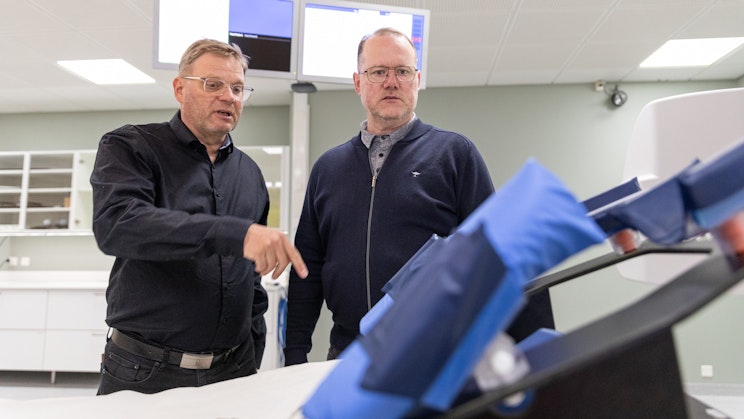 Harri Lehto ja Sami Kariaho keskustelevat Tyksissä.