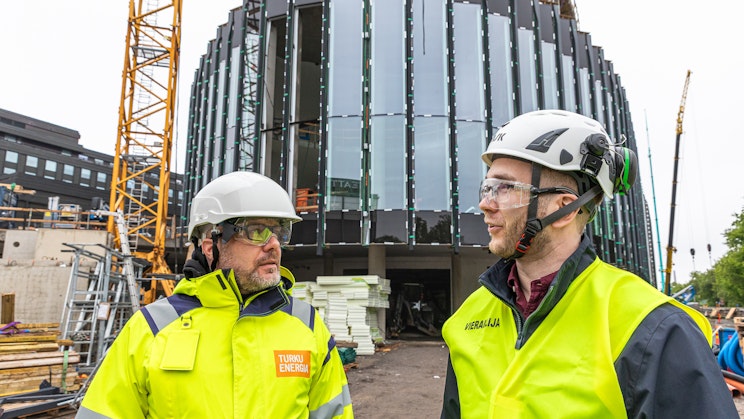 Tommy Rönnqvist ja Tero Viander rakenteilla olevan musiikkitalo Fuugan työmaalla.