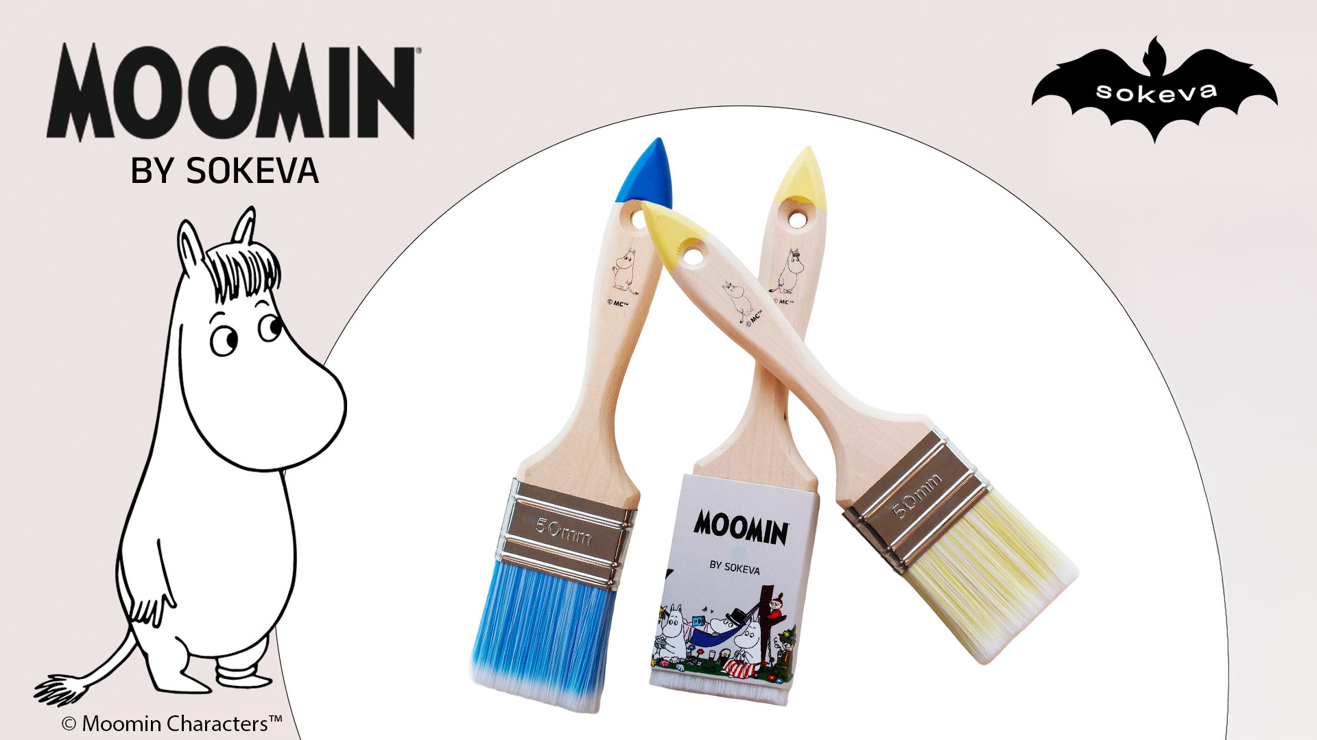 Kolme Moomin by Sokeva -maalaussivellintä, joissa on Muumi-kuvituksia ja värikkäät harjakset, taustalla Niiskuneiti-piirros.