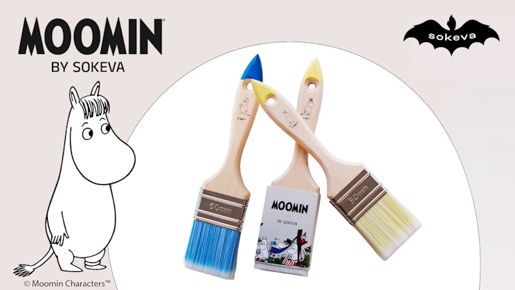 Kolme Moomin by Sokeva -maalaussivellintä, joissa on Muumi-kuvituksia ja värikkäät harjakset, taustalla Niiskuneiti-piirros.