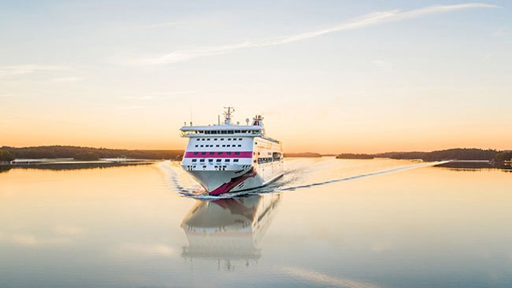 Tallink Siljan risteilylaiva Baltic Princess merellä auringonlaskussa.