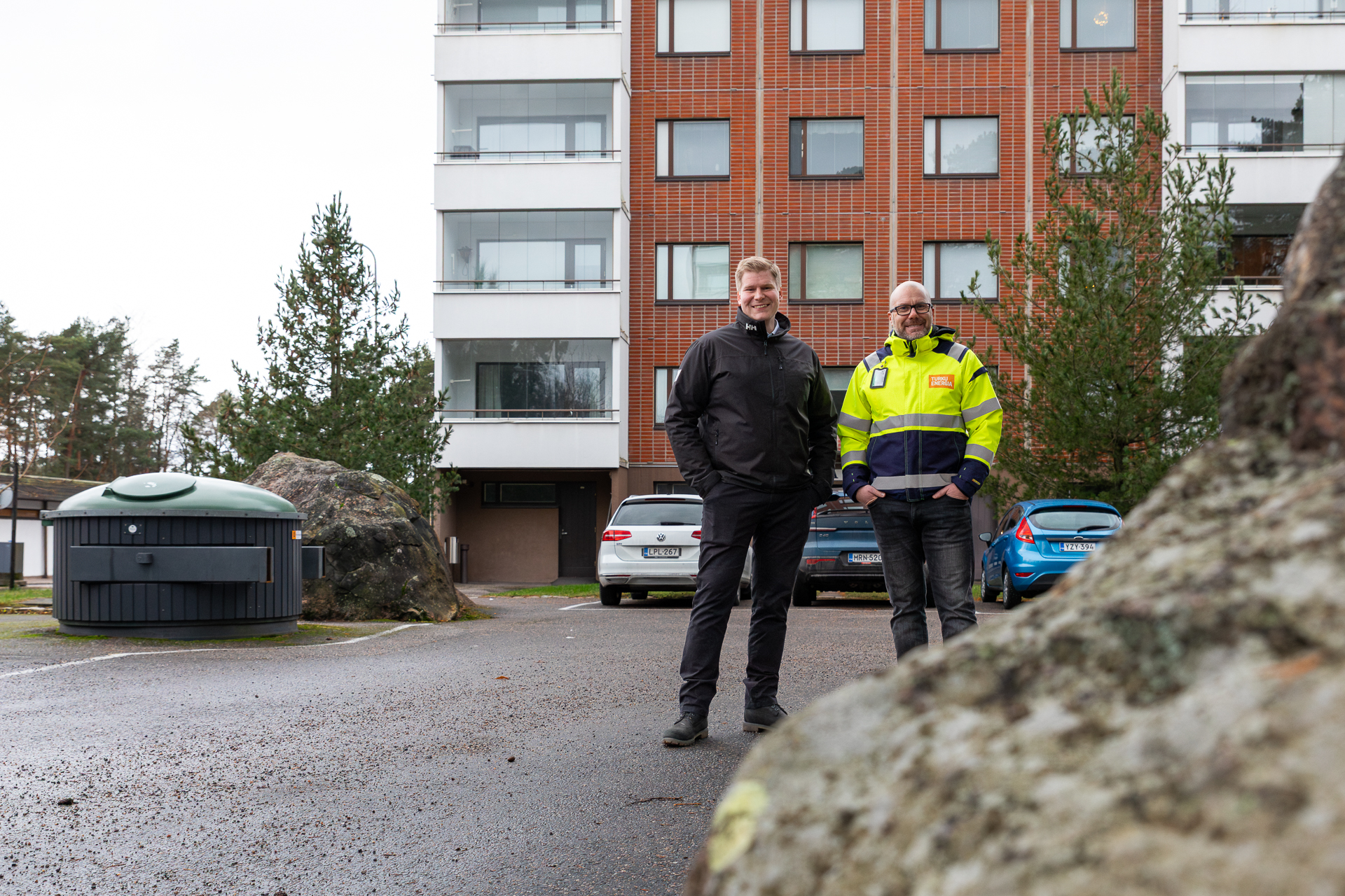 Jesse Virtamo ja Tommy Rönnqvist kerrostalon edessä.