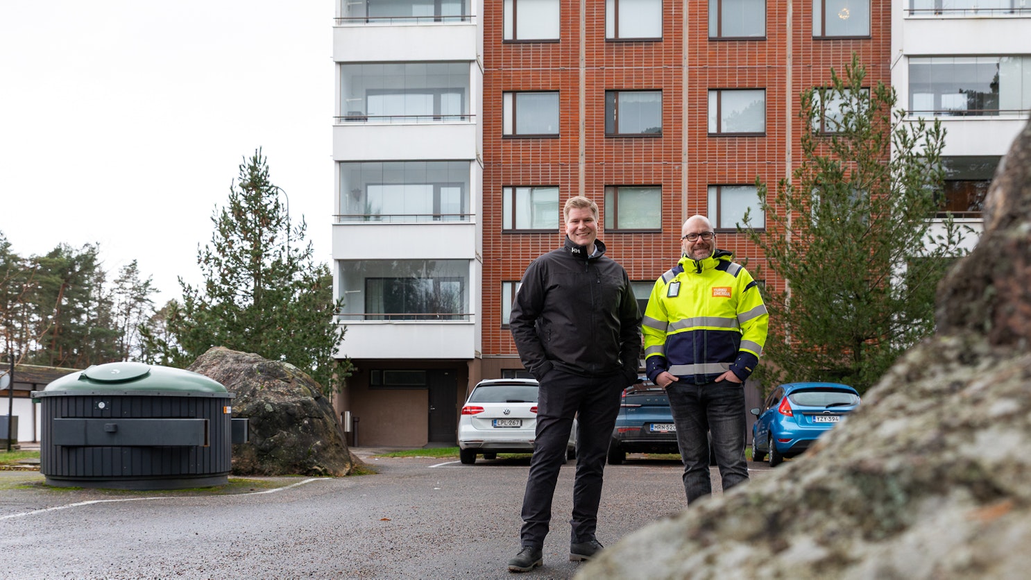 Jesse Virtamo ja Tommy Rönnqvist kerrostalon edessä.