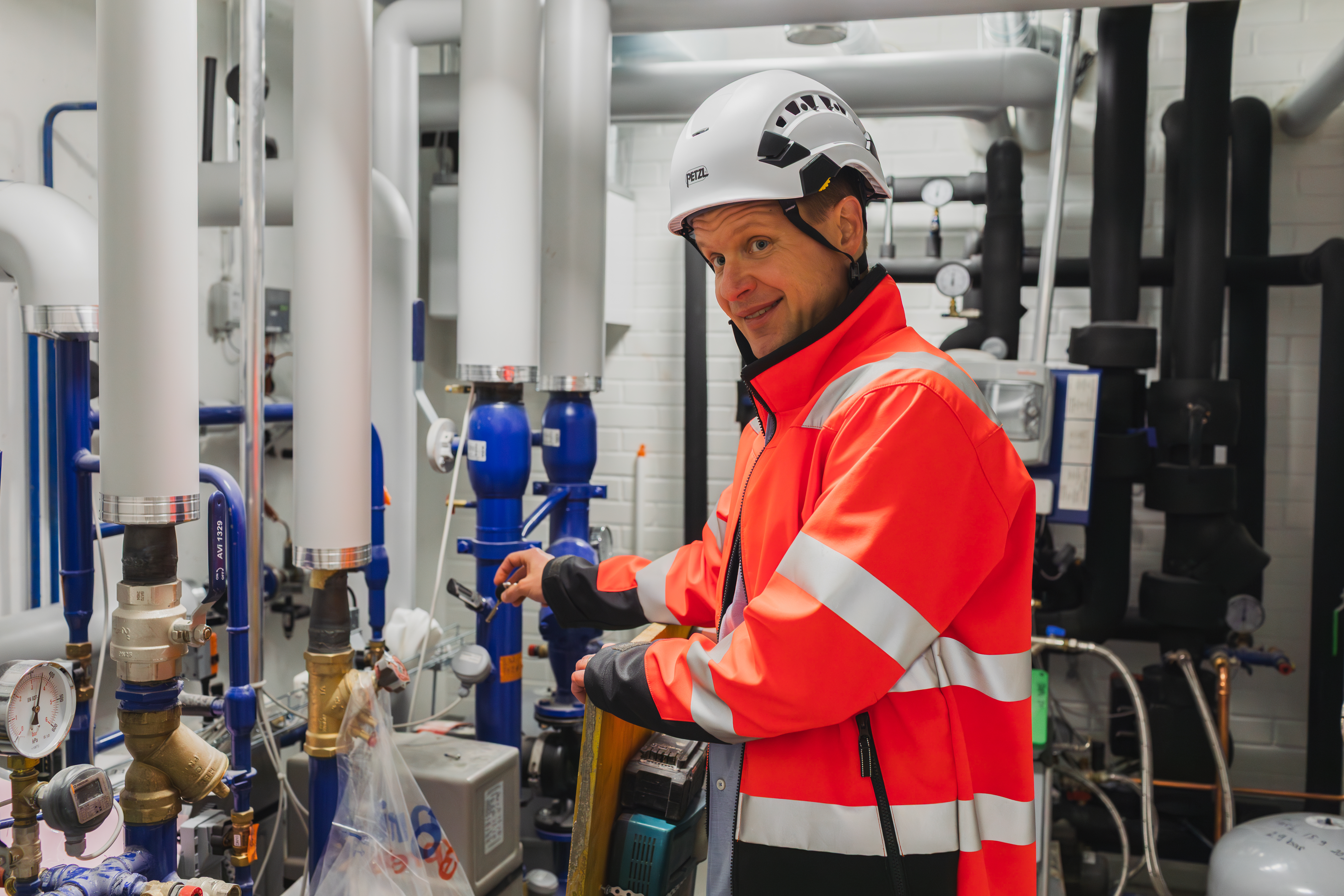 Joni Sassi suojavaatetuksessa Samppalinnan taloyhtiön teknisessä tilassa