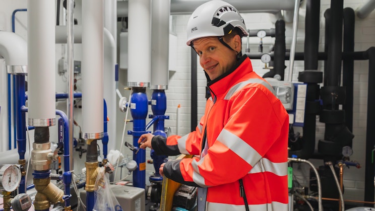 Joni Sassi suojavaatetuksessa Samppalinnan taloyhtiön teknisessä tilassa