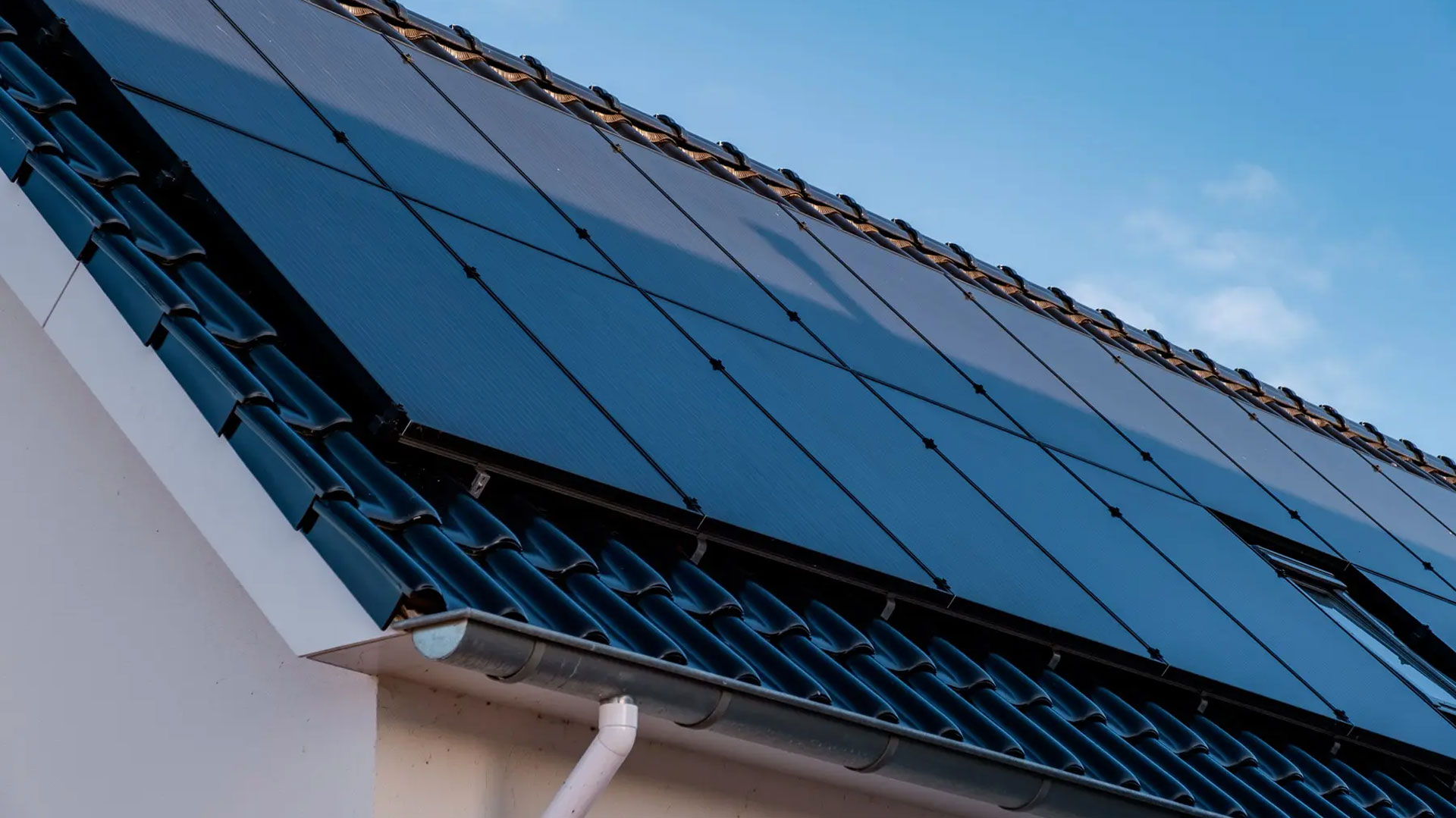 Louna Solaris -paneelit tiilikatolla.