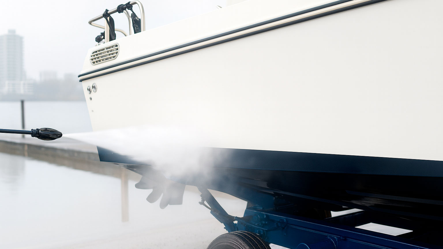 Veneen pohjan pesua.