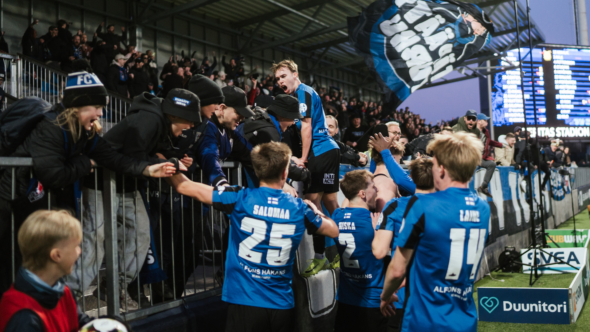 FC Interin pelaajat ja kannattajat riemuissaan.