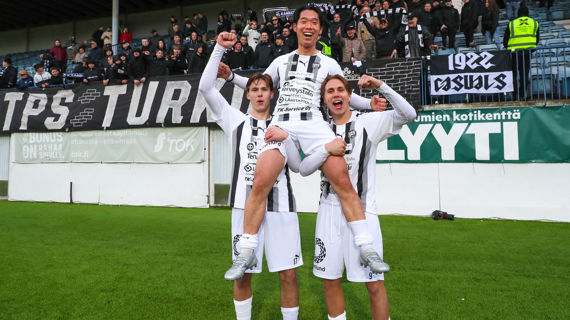 FC TPS:n pelaajia ja kannattajia.