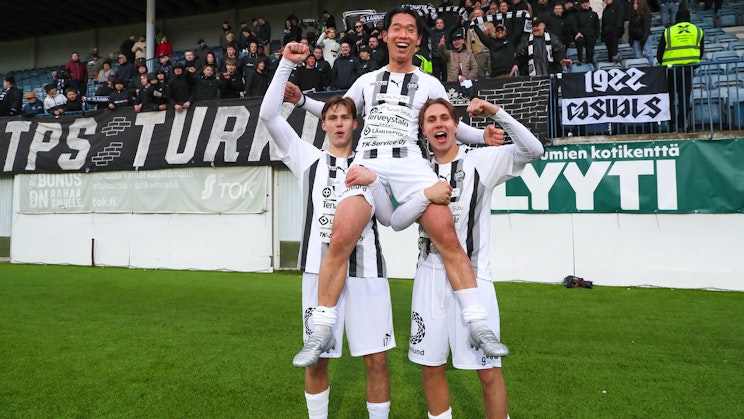 FC TPS:n pelaajia ja kannattajia.