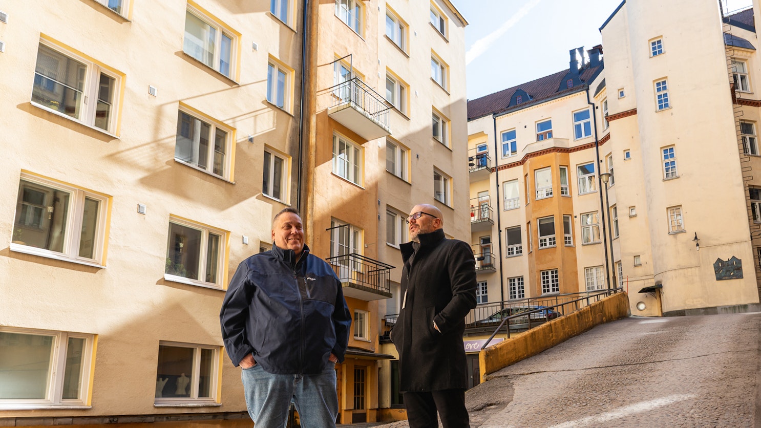 Tommy Dahlberg ja Tommy Rönnqvist Bostadsaktiebolaget Pantern Asunto-osakeyhtiön pihalla.