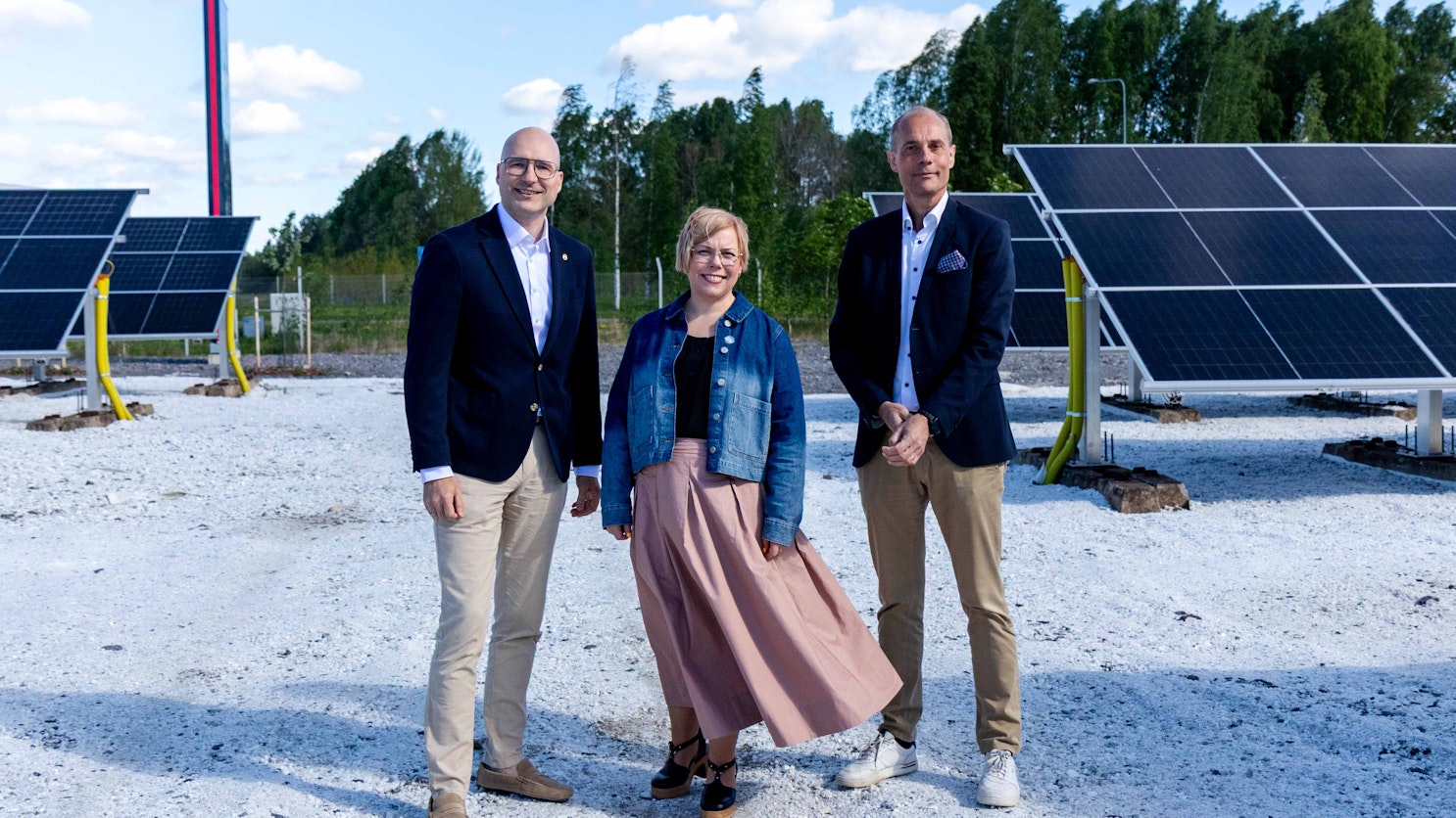 Bayer Suomen toimitusjohtaja Tomi Penttilä, Turun pormestari Piia Elo ja Turku Energian myyntijohtaja Harri Salo Bayerin tuotantolaitoksen uudella aurinkovoimalalla Turussa.