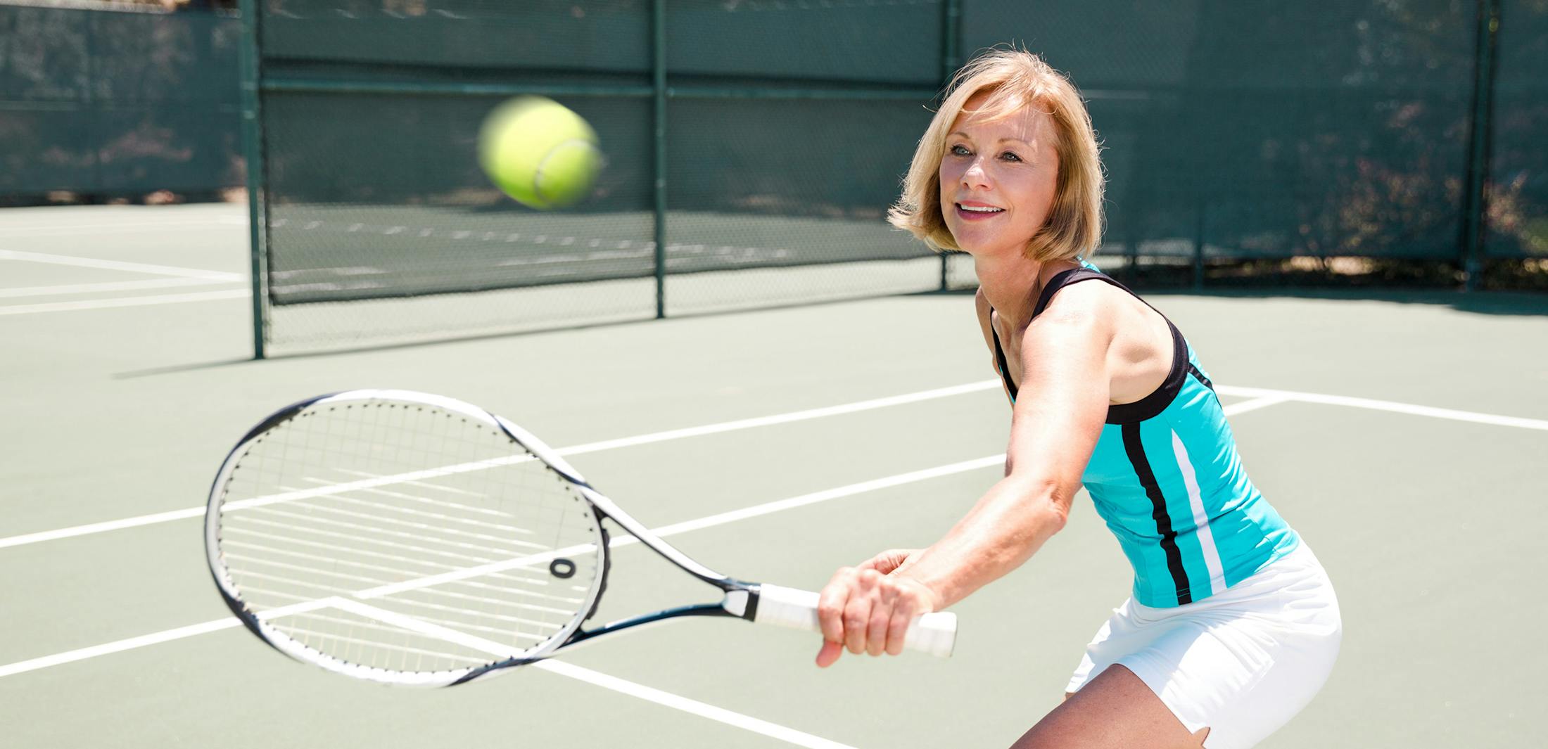 woman playing tennis