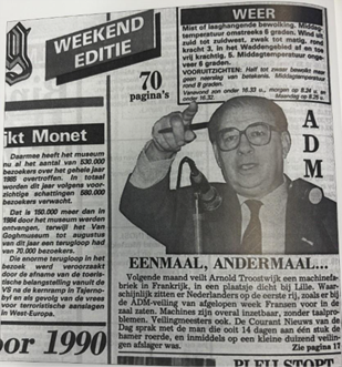 Black and white newspaper clipping showing a man in glasses and a suit speaking into a microphone while raising a gavel during an auction. The surrounding text includes headlines and articles in Dutch, with the main headline reading ‘EENMAAL, ANDERMAAL…’